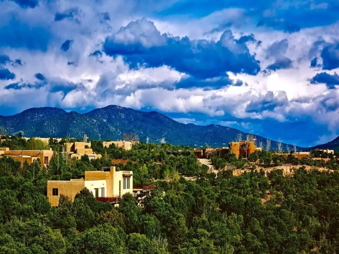 Santa Fe image by David Mark from Pixabay